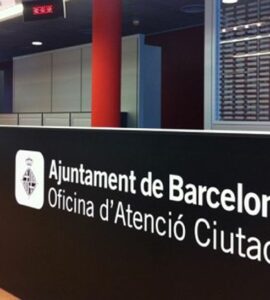 El Ayuntamiento de Barcelona amenaza con dar de baja a 1.172 personas del padrón municipal A pesar de las demandas de las entidades sociales que las acompañan y las recomendaciones de la Sindicatura de Greuges, el consistorio ha notificado la apertura de expedientes de baja padronal de las personas empadronadas en las sedes de las organizaciones.
