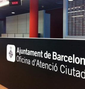 El Ayuntamiento de Barcelona amenaza con dar de baja a 1.172 personas del padrón municipal A pesar de las demandas de las entidades sociales que las acompañan y las recomendaciones de la Sindicatura de Greuges, el consistorio ha notificado la apertura de expedientes de baja padronal de las personas empadronadas en las sedes de las organizaciones.