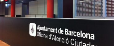 El Ayuntamiento de Barcelona amenaza con dar de baja a 1.172 personas del padrón municipal A pesar de las demandas de las entidades sociales que las acompañan y las recomendaciones de la Sindicatura de Greuges, el consistorio ha notificado la apertura de expedientes de baja padronal de las personas empadronadas en las sedes de las organizaciones.