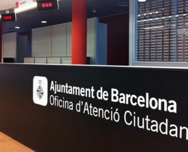 El Ayuntamiento de Barcelona amenaza con dar de baja a 1.172 personas del padrón municipal A pesar de las demandas de las entidades sociales que las acompañan y las recomendaciones de la Sindicatura de Greuges, el consistorio ha notificado la apertura de expedientes de baja padronal de las personas empadronadas en las sedes de las organizaciones.