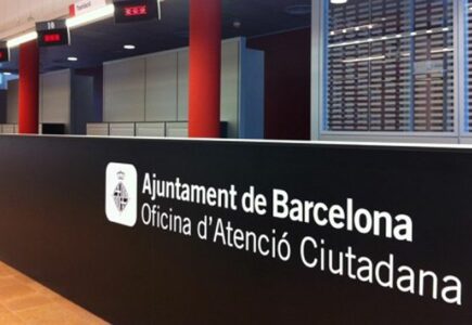 El Ayuntamiento de Barcelona amenaza con dar de baja a 1.172 personas del padrón municipal A pesar de las demandas de las entidades sociales que las acompañan y las recomendaciones de la Sindicatura de Greuges, el consistorio ha notificado la apertura de expedientes de baja padronal de las personas empadronadas en las sedes de las organizaciones.
