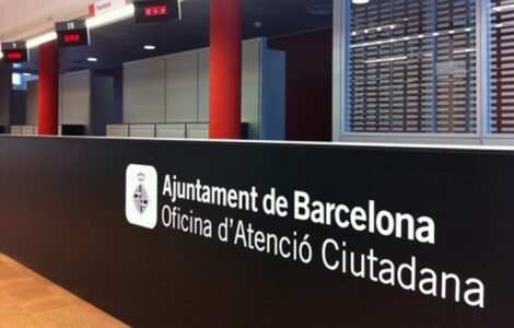 El Ayuntamiento de Barcelona amenaza con dar de baja a 1.172 personas del padrón municipal A pesar de las demandas de las entidades sociales que las acompañan y las recomendaciones de la Sindicatura de Greuges, el consistorio ha notificado la apertura de expedientes de baja padronal de las personas empadronadas en las sedes de las organizaciones.