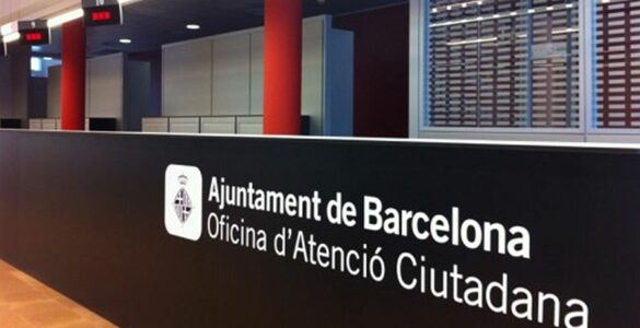 El Ayuntamiento de Barcelona amenaza con dar de baja a 1.172 personas del padrón municipal A pesar de las demandas de las entidades sociales que las acompañan y las recomendaciones de la Sindicatura de Greuges, el consistorio ha notificado la apertura de expedientes de baja padronal de las personas empadronadas en las sedes de las organizaciones.