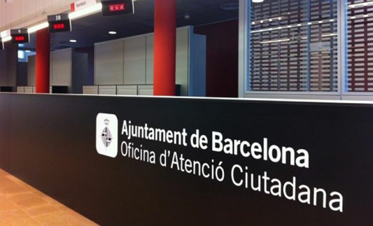 El Ayuntamiento de Barcelona amenaza con dar de baja a 1.172 personas del padrón municipal A pesar de las demandas de las entidades sociales que las acompañan y las recomendaciones de la Sindicatura de Greuges, el consistorio ha notificado la apertura de expedientes de baja padronal de las personas empadronadas en las sedes de las organizaciones.